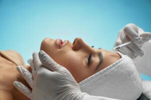 cosmetic botox injection female forehead 651396 832 Yüze Yapılan Uygulamalar