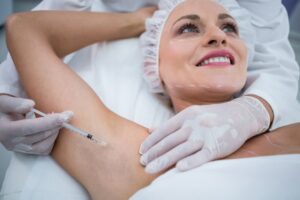 doctor injecting woman her arm pits 107420 74127 حقن البوتوكس للتعرق المفرط