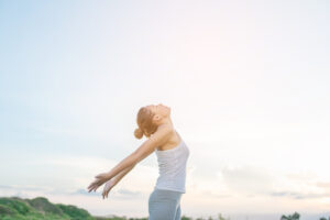 concentrated woman stretching her arms with sky background Ozon Tedavisi Hangi Hastalıklarda Kullanılır?